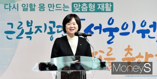 [머니S포토] 산재병원 개소에 축사 전하는 이정미 정의당 대표