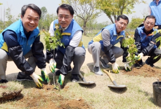 24일 서울 강서구 서울식물원에서 열린 신한금융그룹 '2019 글로벌 원 신한 자원봉사대축제'에서 조용병 회장(가운데)이 그룹사 CEO들과 단풍나무를 심고 있다. 이날 신한금융그룹은 식물원 내에 단풍나무원 조성 활동을 진행했다. /사진=신한금융그룹 