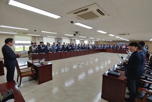안양시가 24일 시청 회의실에서 시장을 비롯 5급 이상 간부 모두가 참석한 가운데 1회용품 사용 안하기 선포식을 갖는 등 쾌적한 자연환경보존을 다짐하고 있다. / 사진제공=안양시