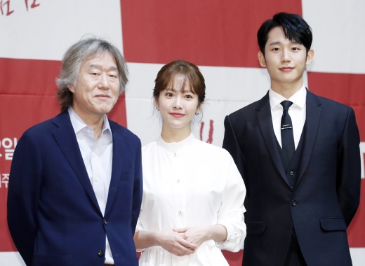 안판석 PD(왼쪽부터), 배우 한지민, 정해인이 지난 20일 서울 구로구 라마다 서울 신도림에서 열린 MBC 수목드라마 ‘봄밤’ 제작발표회에서 포즈를 취하고 있다. /사진=뉴스1 DB