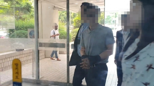집회현장에서 경찰을 폭행하고 해산명령에 불응한 혐의를 받고 있는 민주노총 금속노조 조합원 A씨가 25일 오후 1시40분쯤 구속 전 피의자심문(영장실질심사)을 받기 위해 법원에 출석했다. /사진=뉴스1 DB