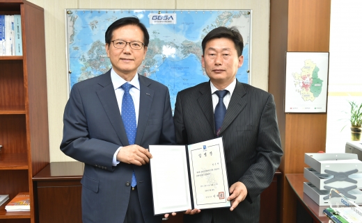 임근재(오른쪽) 신임 경과원 경제부문 상임이사가 김기준 원장(왼쪽)으로부터 임명장을 교부받고 기념촬영을 하고 있다. / 사진제공=경기도경제과학진흥원
