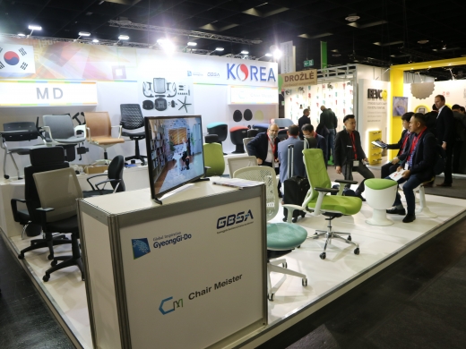 지난 21일부터 24일까지 진행된 ‘2019 독일 쾰른 가구 기자재전시회’에 해외바이어들이 경기도 참가기업의 전시부스를 둘러보고 있다. / 사진제공=경기도경제과학진흥원