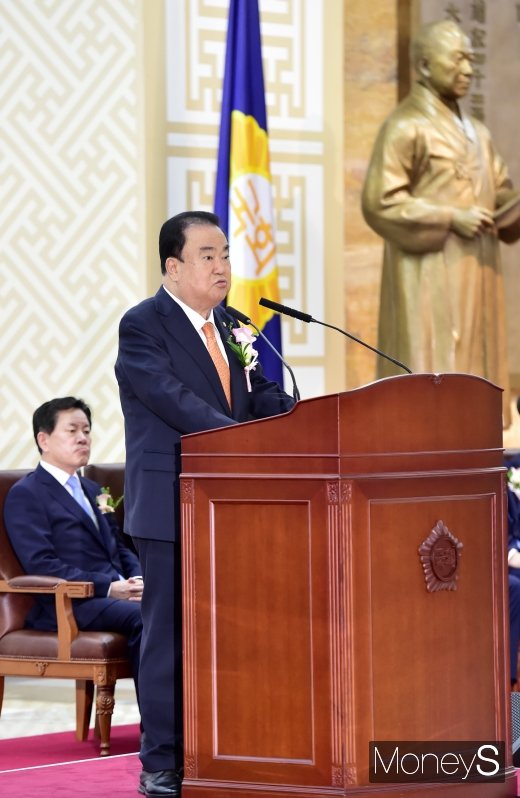 [머니S포토] 제71주년 국회 개원 기념사 전하는 문희상 의장