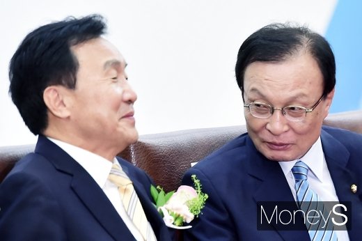 [머니S포토] 담소 나누는 이해찬-손학규 대표