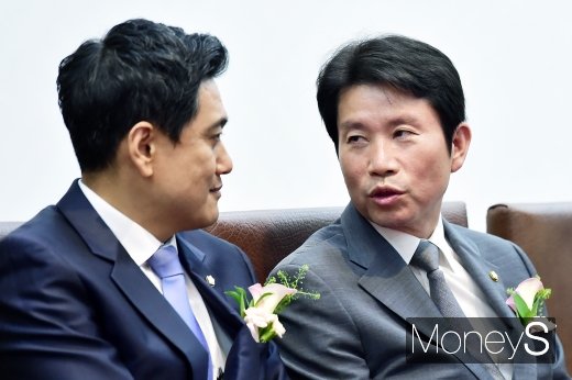 [머니S포토] 국회 개원 기념식서 의견 나누는 이인영-오신환