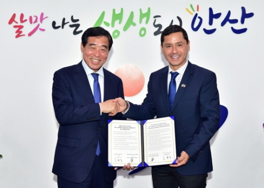 지난 24일 안산시와 캄페체시의 교류의향서 체결 후 윤화섭 안산시장(왼쪽)과 캄페체시 관계자가 기념촬영을 하고 있다. / 사진제공=안산시