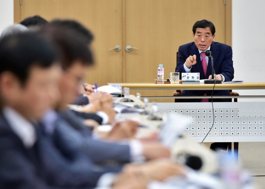 27일 개최된 안산비전 종합발전계획 수립용역 착수보고회에서 윤화섭 안산시장(오른쪽)이 회의를 주재하고 있다. / 사진제공=안산시