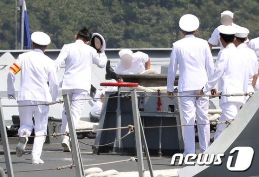 지난 24일 경남 창원시 진해 군항에서 열린 '청해부대28진 입항 환영식'에서 오전10시 15분께 선상 위에서 사고가 발생해 장병들이 쓰러져 있다. /사진=뉴스1