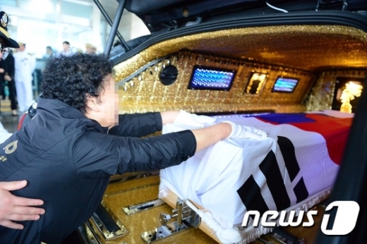 27일 오전 경남 창원시 진해 해군해양의료원에서 엄수된 故 최종근 하사의 영결식에서 유가족이 오열하고 있다. /사진=뉴스1