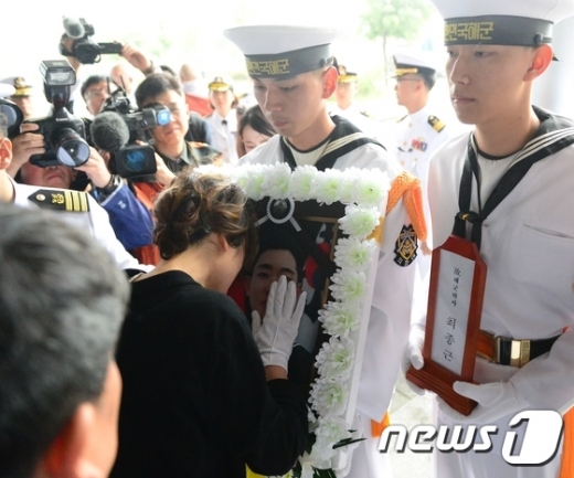 27일 오전 경남 창원시 진해 해군해양의료원에서 청해부대 28진 최영함 홋줄(부두 고정물과 배를 연결하는 밧줄) 사고로 순직한 故 최종근 하사의 영결식이 엄수되고 있다. /사진=뉴스1