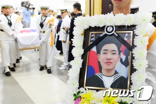27일 오전 경남 창원시 진해 해군해양의료원에서 청해부대 28진 최영함 홋줄(부두 고정물과 배를 연결하는 밧줄) 사고로 순직한 故 최종근 하사의 영결식이 엄수되고 있다. /사진=뉴스1