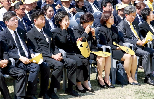 고 노무현 전 대통령 10주기 추도식에서 눈물 흘리는 권양숙·김정숙 여사. /사진=머니투데이 김휘선 기자