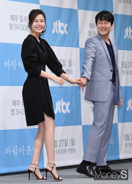 [머니S포토] 김하늘·감우성 '드라마 한 장면 처럼'
