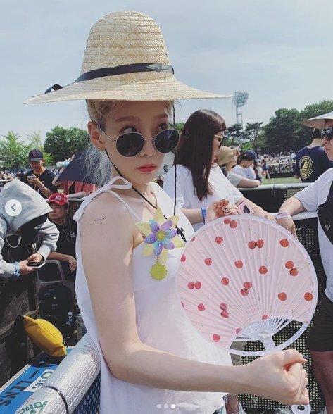 태연, 서재페서 코믹 포즈…