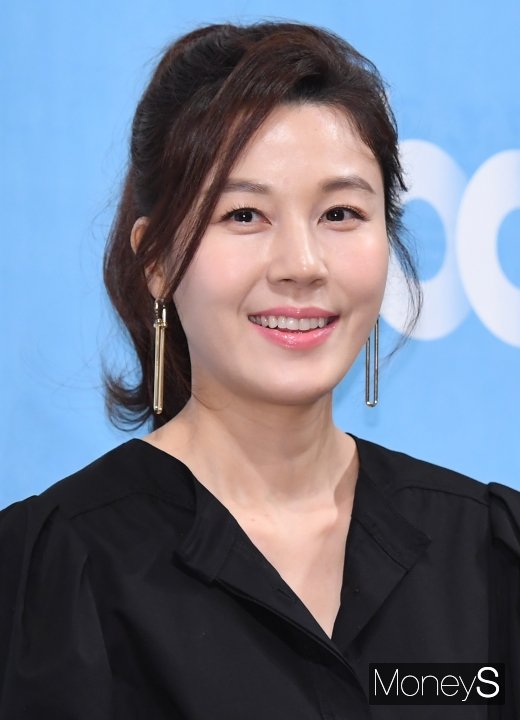 [머니S포토] 김하늘, 클로즈업해도 무결점 피부
