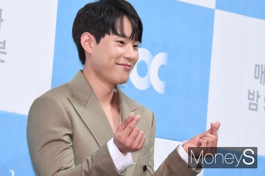 [머니S포토] 김성철 '손가락 하트 발사'
