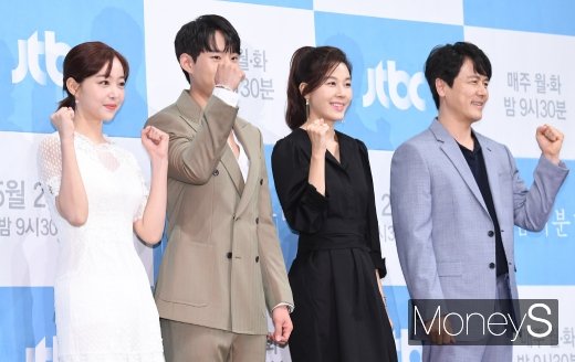 [머니S포토] 김가은·김성철·김하늘·감우성 '바람이 분다 파이팅!'