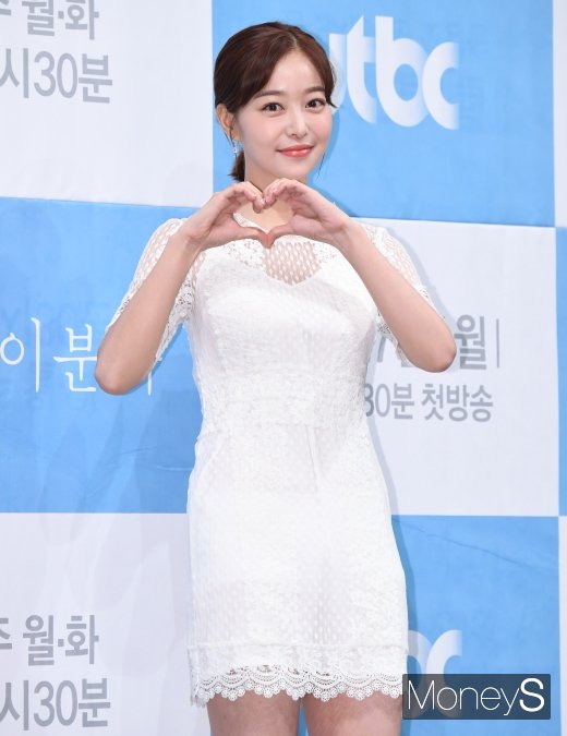 [머니S포토] '바람이 분다' 김가은, 애교 가득 담은 하트