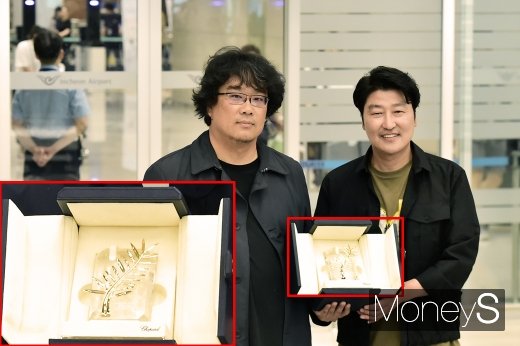 ▲ 황금종려상 트로피 든 봉준호 감독(왼쪽), 배우 송강호