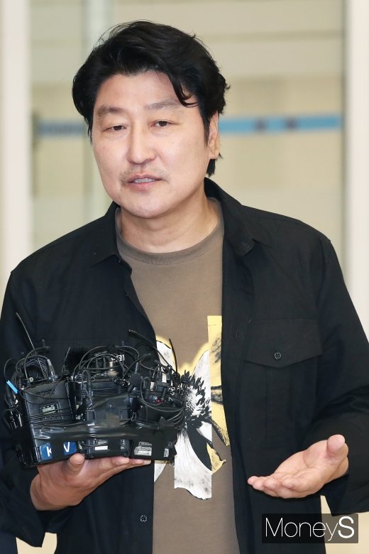 [머니S포토] 취재진 질문에 답하는 송강호