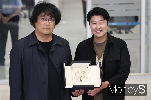 제72회 프랑스 칸 국제영화제에서 영화 '기생충'으로 황금종려상을 수상한 봉준호 감독이 27일 주연배우 송강호와 함께 트로피를 들고 인천공항을 통해 귀국했다. /사진=임한별 기자
