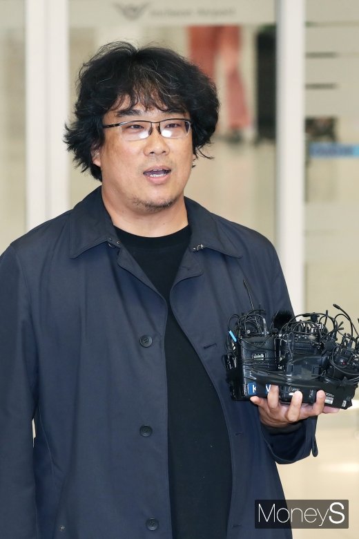 [머니S포토] 황금종려상 관련 답하는 칸의 남자 봉준호