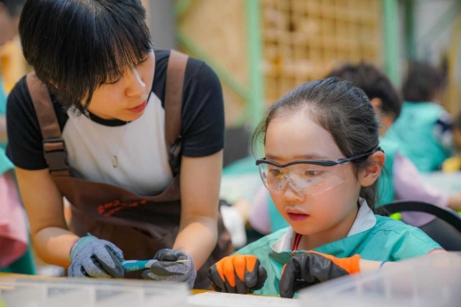 지난 25일 성동구 서울새활용플라자에서 열린 '그린다솜이 가족자원봉사'에 참가한 어린이들이 생활용품을 해체해 쓸모 있는 부품을 분류하고 있다./사진=교보생명 