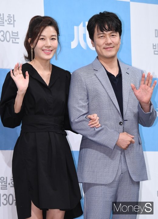 배우 김하늘, 감우성(왼쪽부터)이 27일 오후 서울 강남구 논현동 임피리얼 팰리스 호텔에서 열린 JTBC 월화드라마 JTBC '바람이 분다' 제작발표회에 참석해 포즈를 취하고 있다./사진=장동규 기자