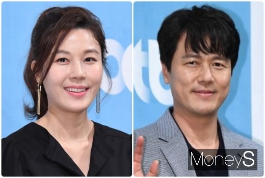배우 김하늘, 감우성(왼쪽부터)이 27일 오후 서울 강남구 논현동 임피리얼 팰리스 호텔에서 열린 JTBC 월화드라마 JTBC '바람이 분다' 제작발표회에 참석해 포즈를 취하고 있다./사진=장동규 기자