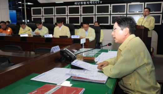 지난 27일 지진 재난이 발생한 것을 가정해 열린 ‘지진 재난 상황판단회의’를 주재한 김경수 경남도지사./사진제공=경남도