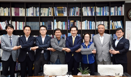 복합문화융합단지 토지소유자들과 안병용 시장이 손을 맞잡고 포즈를 취하고 있다. / 사진제공=의정부시