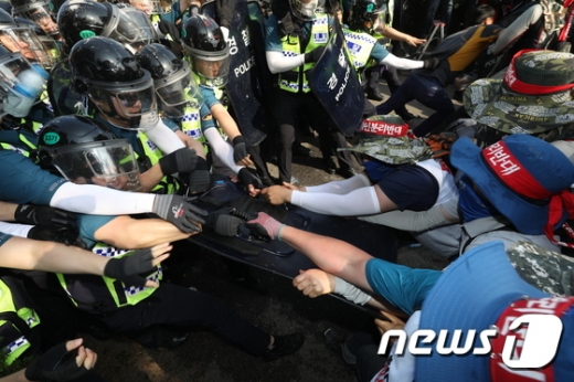 전국금속노동조합과 현대중공업 노조원들이 22일 오후 서울 종로구 계동 현대사옥 앞에서 열린 '현대중공업 물적분할-대우조선 매각저지! 조선 구조조정 분쇄! 금속노조 결의대회'에서 대우조선해양 인수를 위한 현대중공업 물적분할에 반대하며 경찰과 대치하고 있다. /사진=뉴스1 박세연 기자