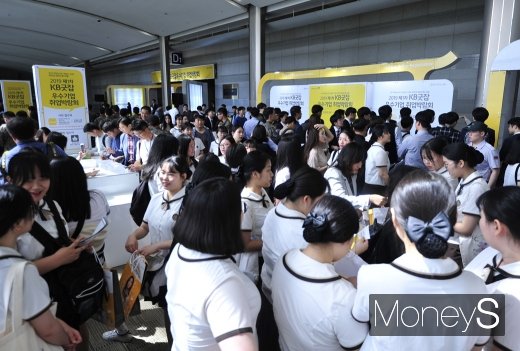 [머니S포토] '2019 제1차 KB굿잡 우수기업 취업박람회' 찾은 구직자들