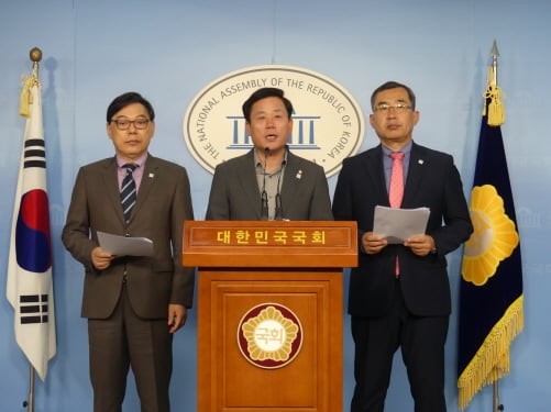 송갑석 더불어민주당 의원이 28일 서울 여의도 국회 정론관에서  '2019 광주 세계수영선수권대회 북한선수단 참가요청을 위한 기자회견 하고 있다. 왼쪽부터 김동선 대한수영연맹 부회장. 송갑석 더불어민주당 의원, 이달주 광주세계수영선수권대회 조직위원회 기획총무본부장/사진제공=송갑석 의원실