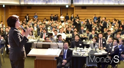 [머니S포토] 대한상의 CEO 앞에 나선 박영선 중기부 장관