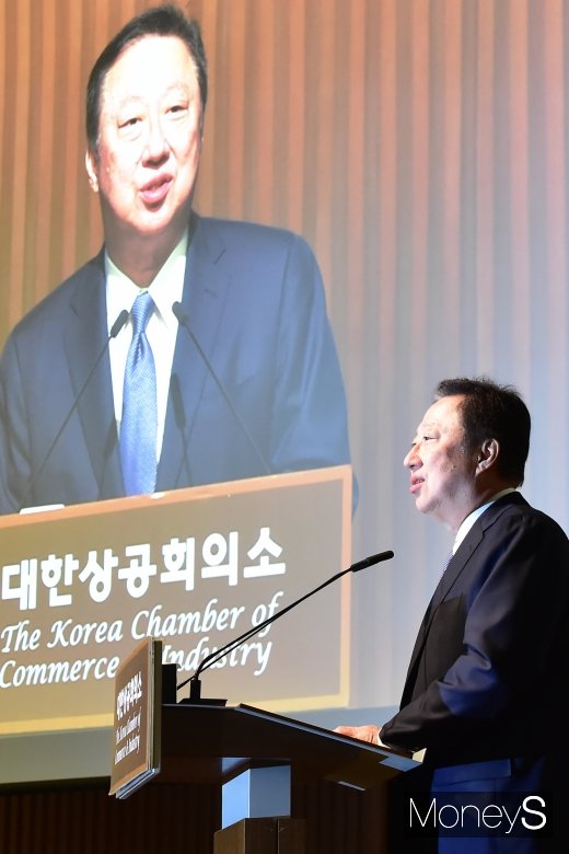 [머니S포토] 중기부 장관 초청 간담회, 인사말 전하는 박용만 회장