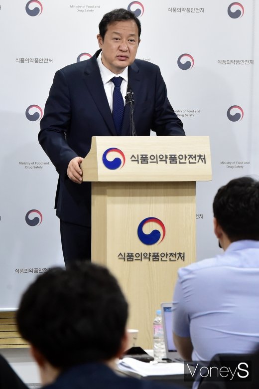 [머니S포토] 인보사 허가 취소 관련 답하는 강석연 식약처 국장