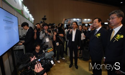 [머니S포토] AI현장매칭 바라보는 허인·권기홍