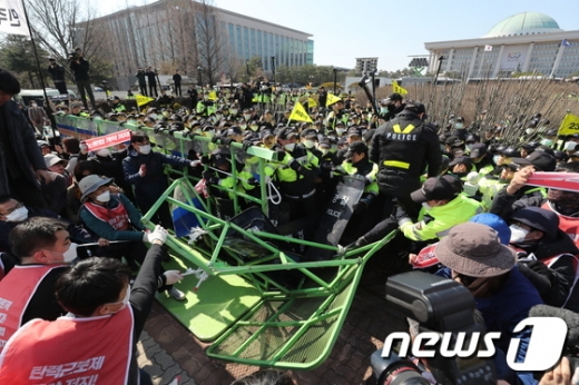 민주노총 관계자들이 지난 4월3일 오후 서울 여의도 국회 정문 앞에서 노동법 개악 저지를 촉구하며 국회 경내로 진입을 시도하며 경찰과 맞서고 있다. /사진=뉴스1