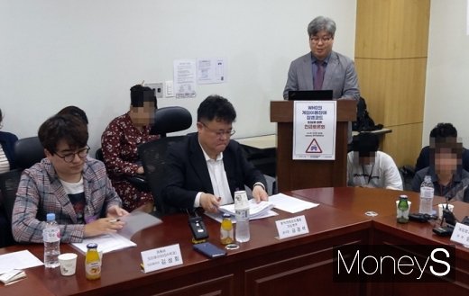 강경석 한국콘텐츠진흥원 게임본부 본부장(왼쪽에서 두번째)이 토론을 준비하고 있다. /사진=채성오 기자