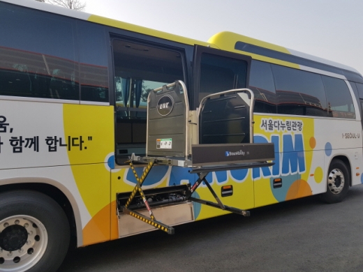 휠체어 리프트가 장착된 서울 다누림 시티투어 버스. /사진=서울관광재단