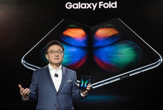 고동진 삼성전자 IM부문장 사장이 갤럭시폴드를 소개하는 모습. /사진=삼성전자