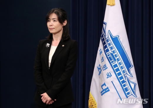 김외숙 대통령비서실 신임 인사수석이 28일 청와대 춘추관에서 인사발표를 듣고 있다. /사진=뉴시스