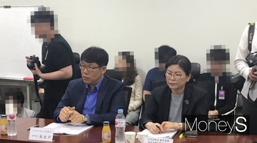 최승우 한국게임산업협회 정책국장(왼쪽)과 전영순 건국대학교 충주병원 게임과몰입힐링센터 팀장이 토론회 발표를 경청하고 있다. /사진=채성오 기자