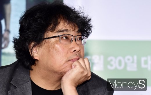 봉준호 감독이 28일 서울 한강대로 CGV용산아이파크몰에서 열린 영화 '기생충' 언론 시사회에 참석해 취재진의 질문을 듣고 있다. /사진=임한별 기자
