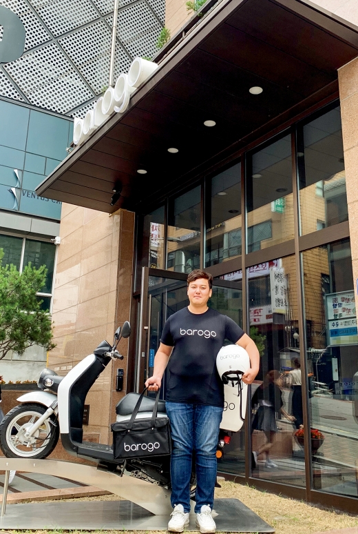 바로고 본사 사옥 앞에서 한순구 커뮤니케이션팀장이 사진을 찍고 있다. /사진제공=바로고