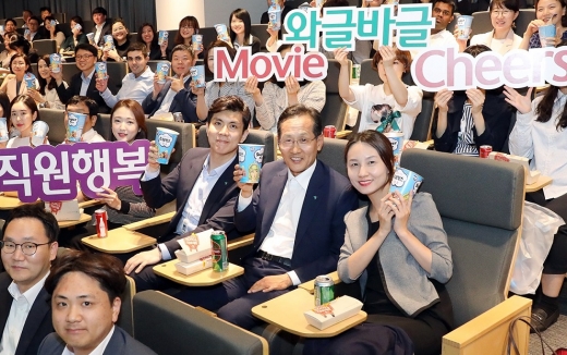 KEB하나은행은 지난 28일 저녁 을지로 신축본점 대강당에서 직원들의 행복과 소통을 위한 시네마 데이 행사 '와글바글 무비 치어스'를 개최했다. 이 날 깜짝 방문해 직원들과 영화를 함께 보며 격의 없이 소통하는 시간을 가진 지성규 KEB하나은행장(앞에서 두번째 줄 오른쪽에서 두번째)이 직원들과 함께 팝콘을 들고 기념촬영을 하고 있다./사진=KEB하나은행
