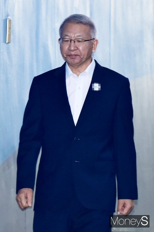[머니S포토] 굳은 표정의 양승태, 사법농단 첫 공판 출석