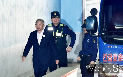 [머니S포토] 뚜벅뚜벅 법정 향하는 양승태